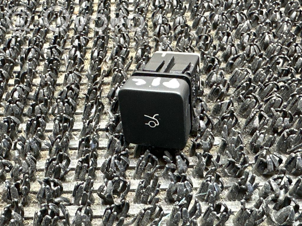 Tailgate/boot open switch button   9676610577