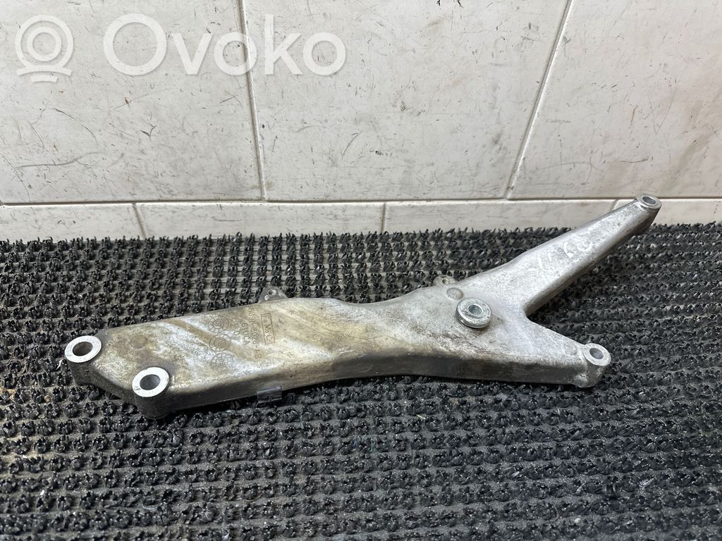 Volvo XC60 Engine mounting bracket 