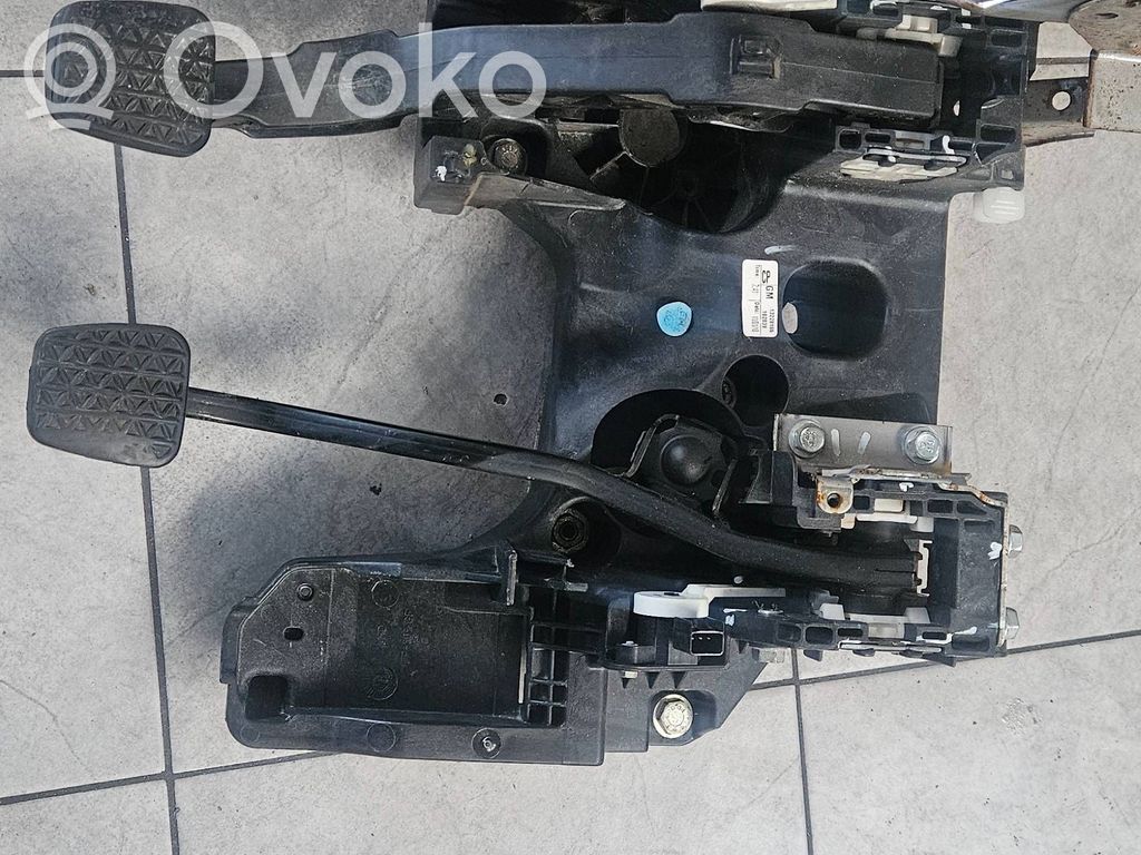Opel Insignia A Brake pedal 