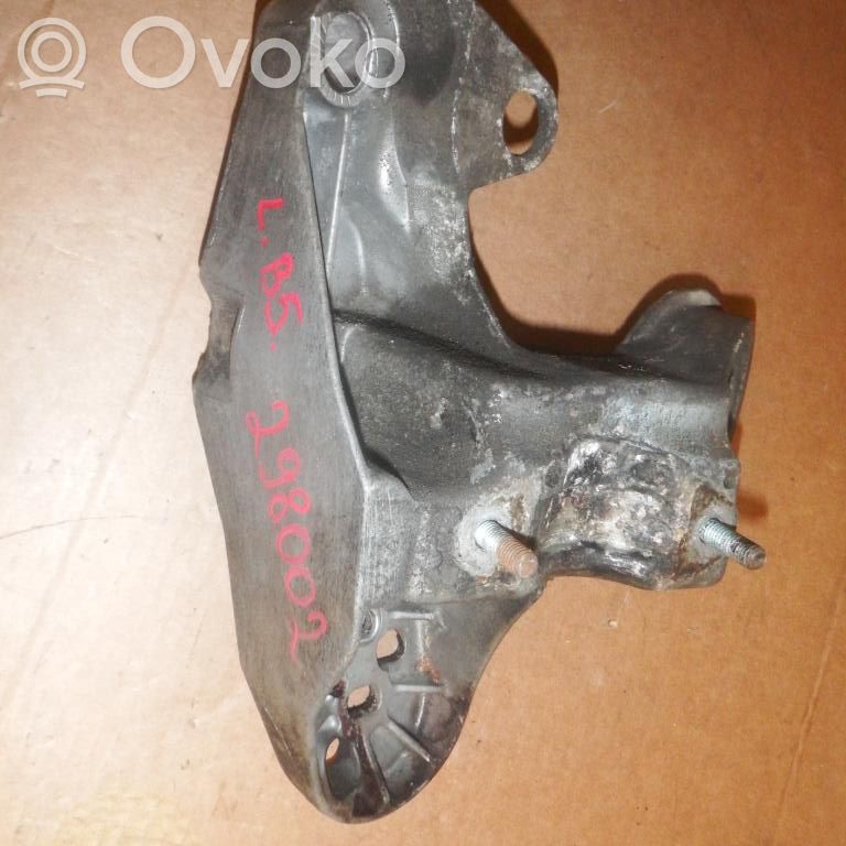 Volkswagen PASSAT B5 Engine mounting bracket 