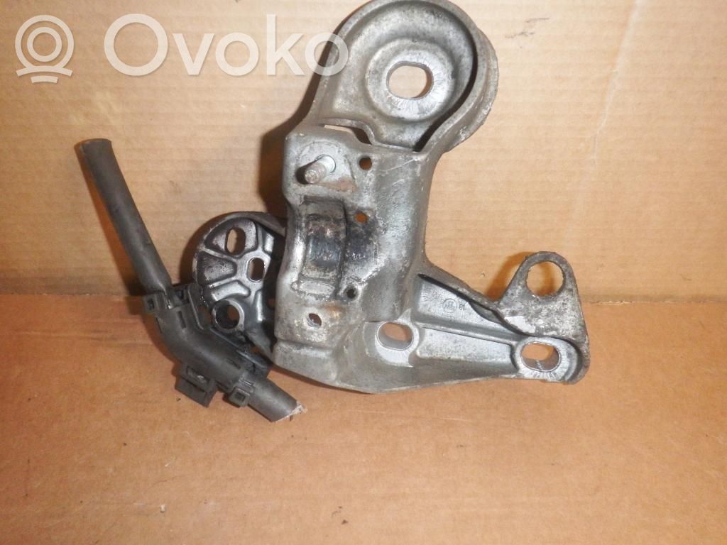Volkswagen PASSAT B5 Engine mounting bracket 