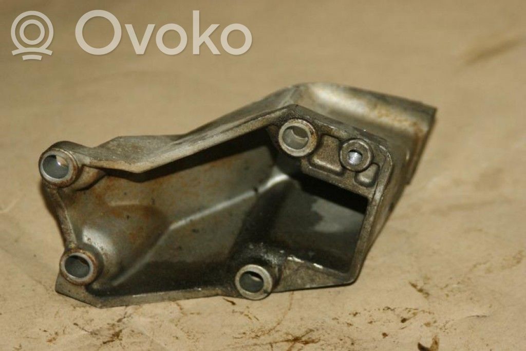 Volkswagen PASSAT B5 Engine mounting bracket 