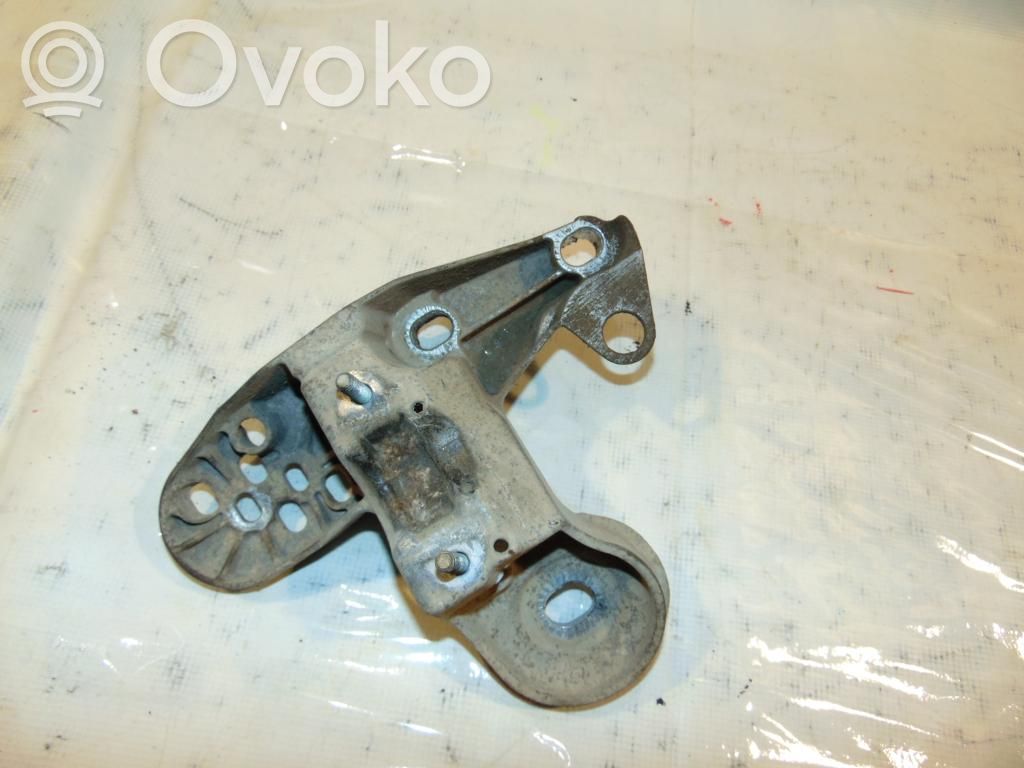 Volkswagen PASSAT B5 Engine mounting bracket 