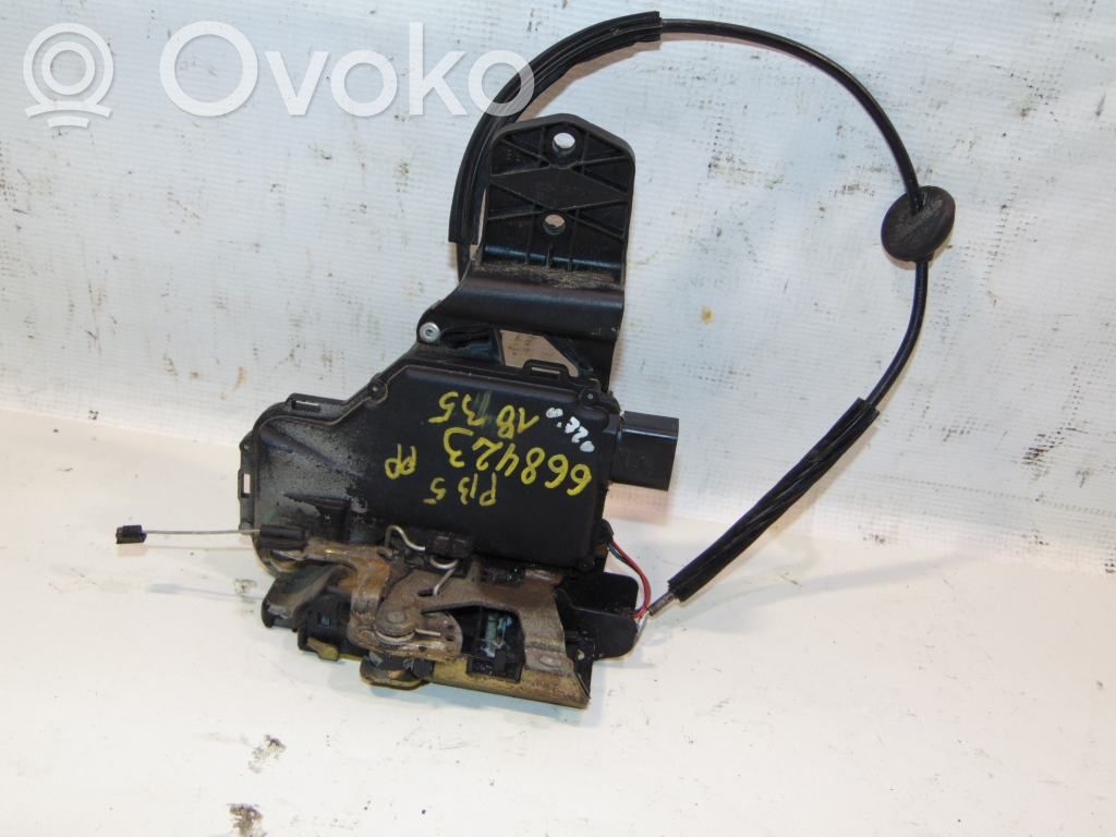 Volkswagen PASSAT B5 Front door lock 