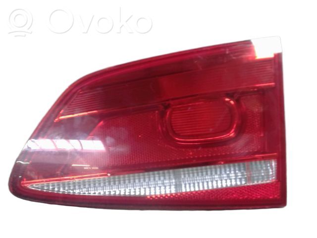 Volkswagen PASSAT B7 Lampă spate în capacul portbagajului 