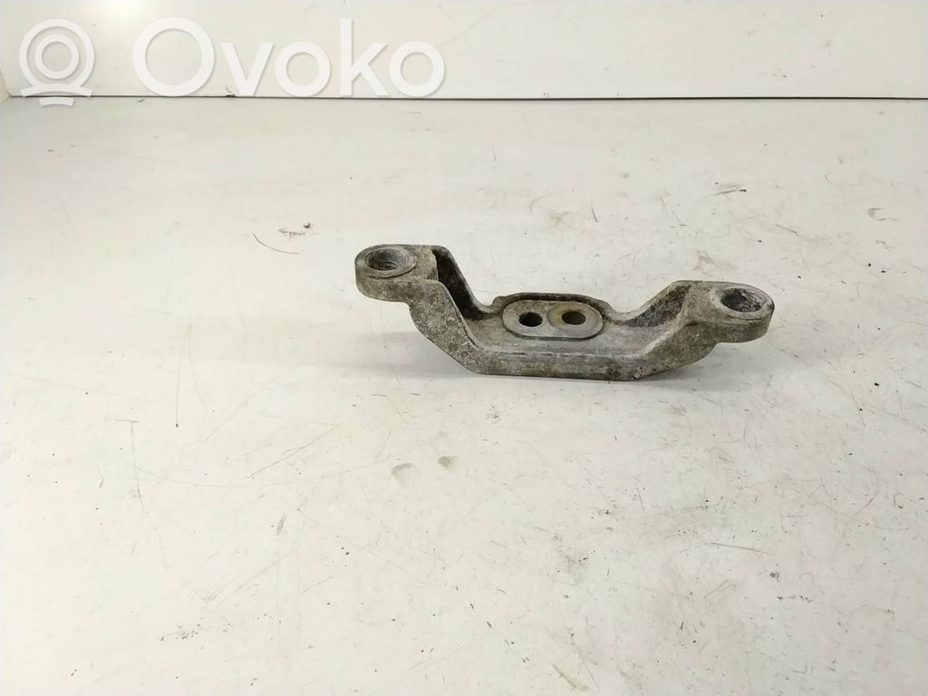 Volvo V70 Engine mounting bracket 