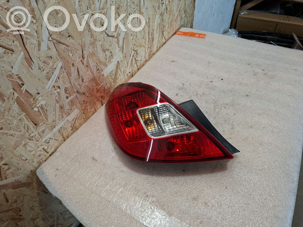 Opel Corsa D Aizmugurējais lukturis virsbūvē 