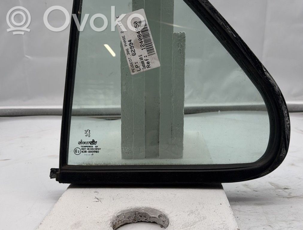 Peugeot 306 Ventanilla de ventilación de la puerta trasera 