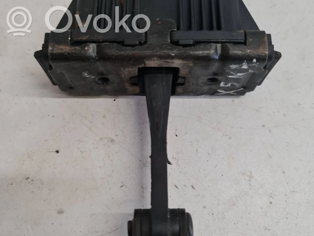 BMW X5 E53 Takaoven pidätin 