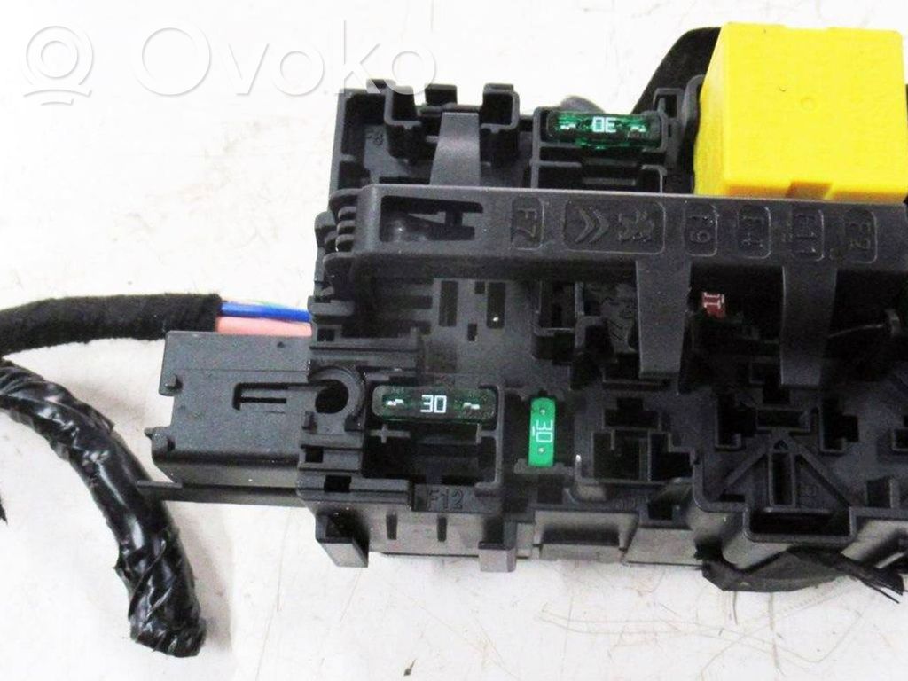 Opel Corsa F Juego de caja de fusibles 