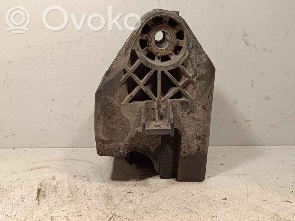Mercedes-Benz E W213 Engine mounting bracket 