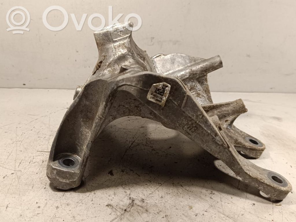 Volkswagen Touareg III Engine mounting bracket 