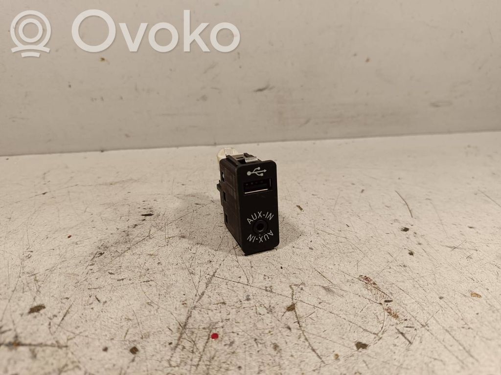 BMW 7 F01 F02 F03 F04 USB jungtis 