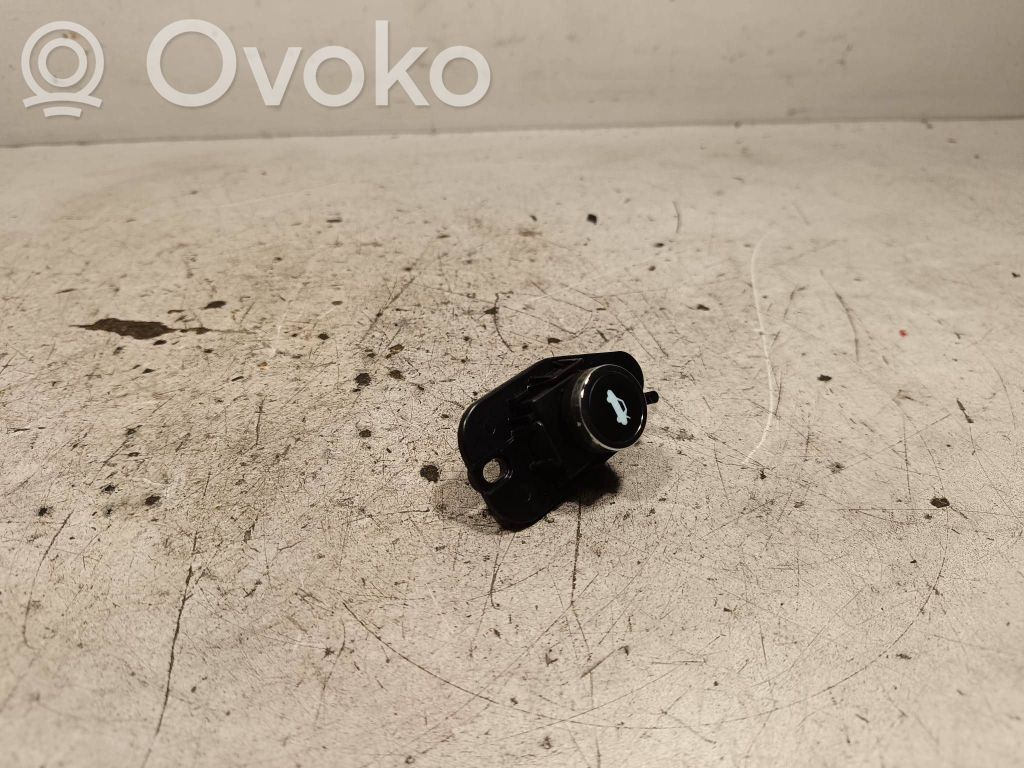 Lancia Thema Tailgate/boot open switch button 