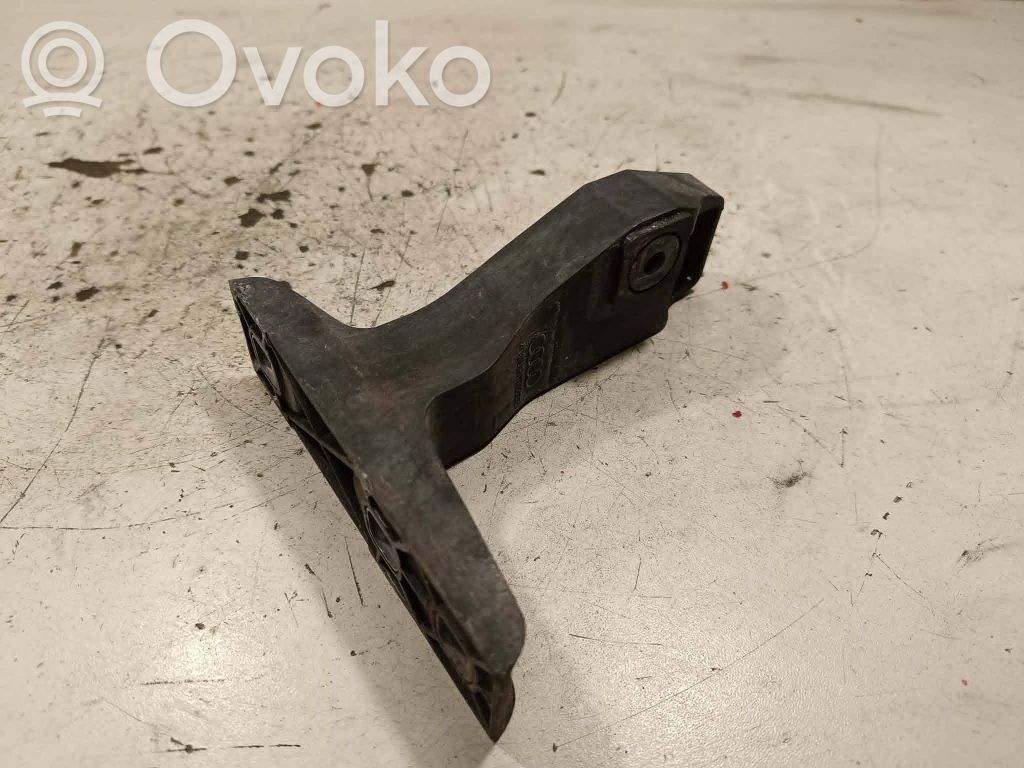 Audi Q7 4M Front bumper mounting bracket 