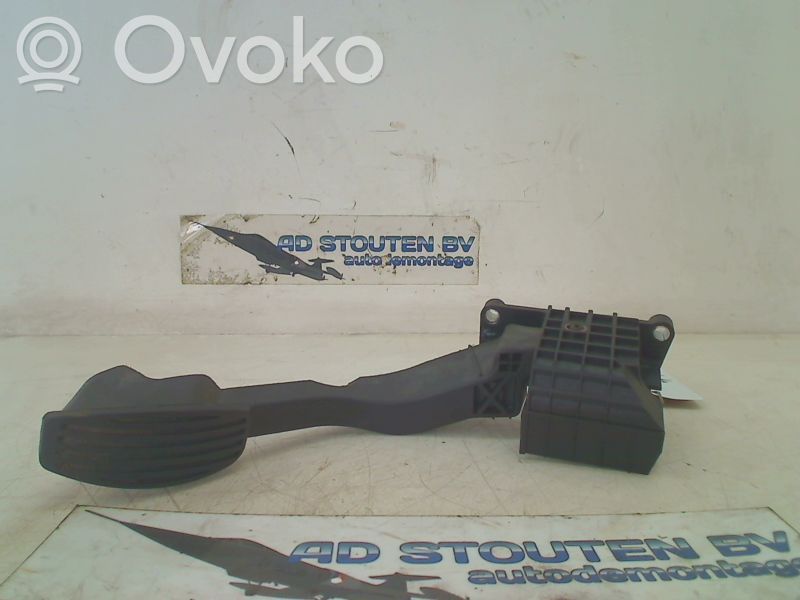 Accelerator throttle pedal