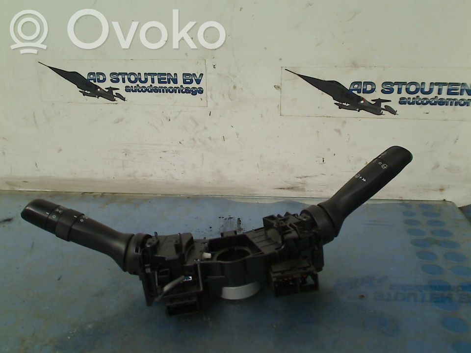 Toyota Yaris Butoane/comutatoare pe volan 