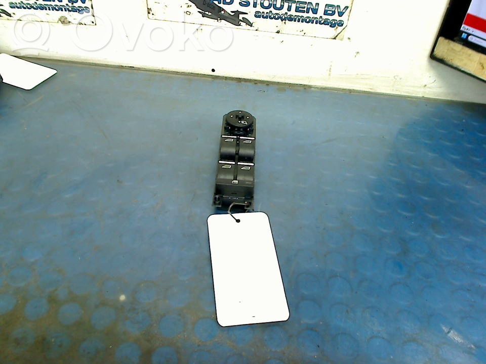 Ford Fiesta Przyciski szyb 