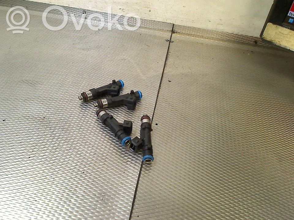 Opel Astra J Wtryskiwacz paliwa 