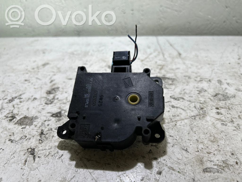 Toyota Avensis T270 Oro sklendės varikliukas 