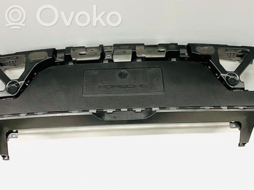 Porsche Macan (95B) Moldura inferior del parachoques trasero 