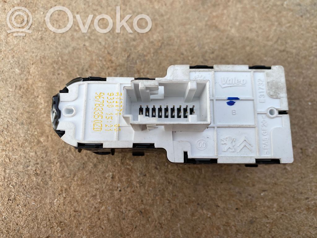 Opel Combo E Electric window control switch 