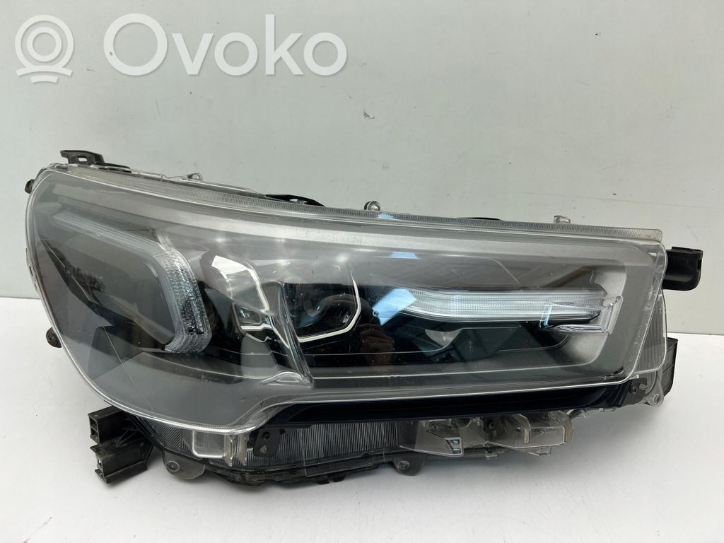 Toyota Hilux VIII Lampa przednia 