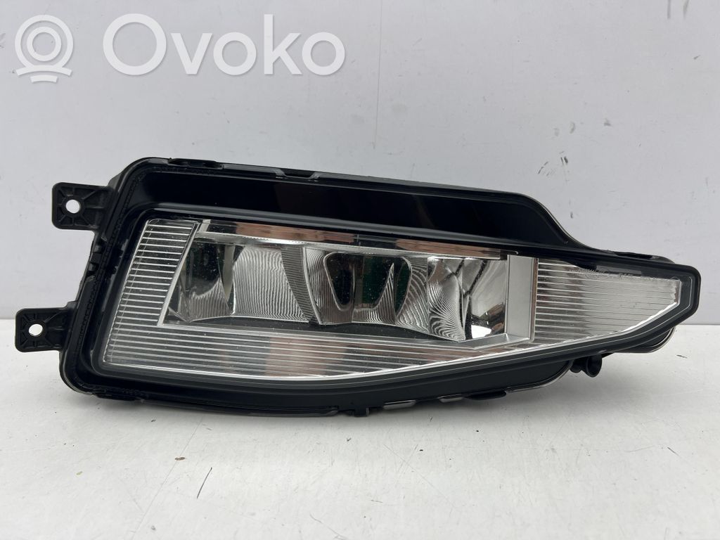Volkswagen PASSAT B8 Światło przeciwmgłowe przednie 