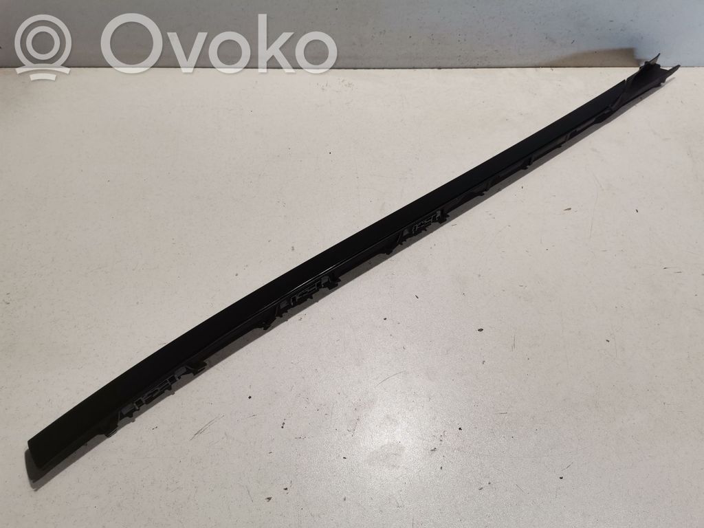 Windshield trim   7463528