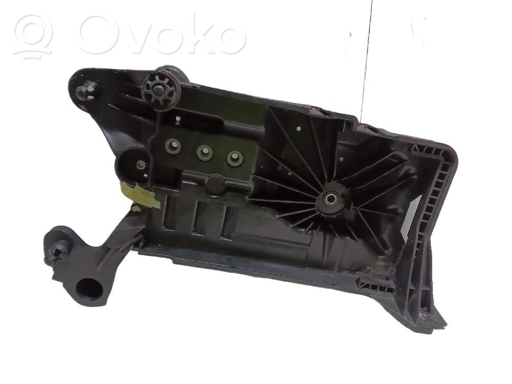 Volkswagen Golf VIII Akun kiinnike 