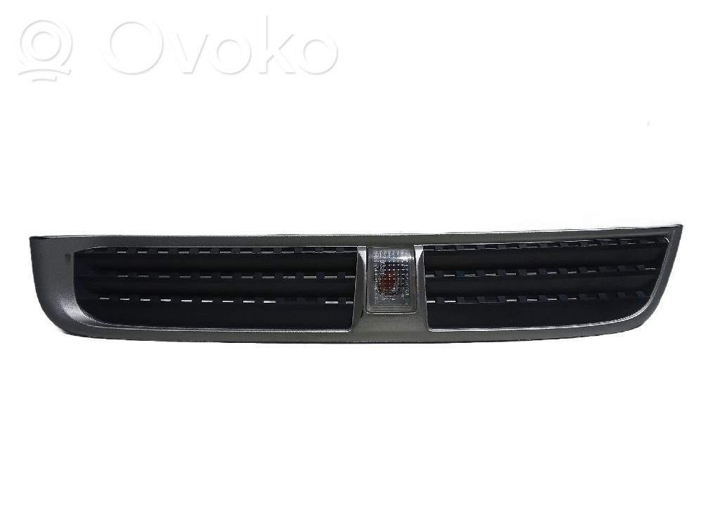 Atrapa chłodnicy / Grill   96660404