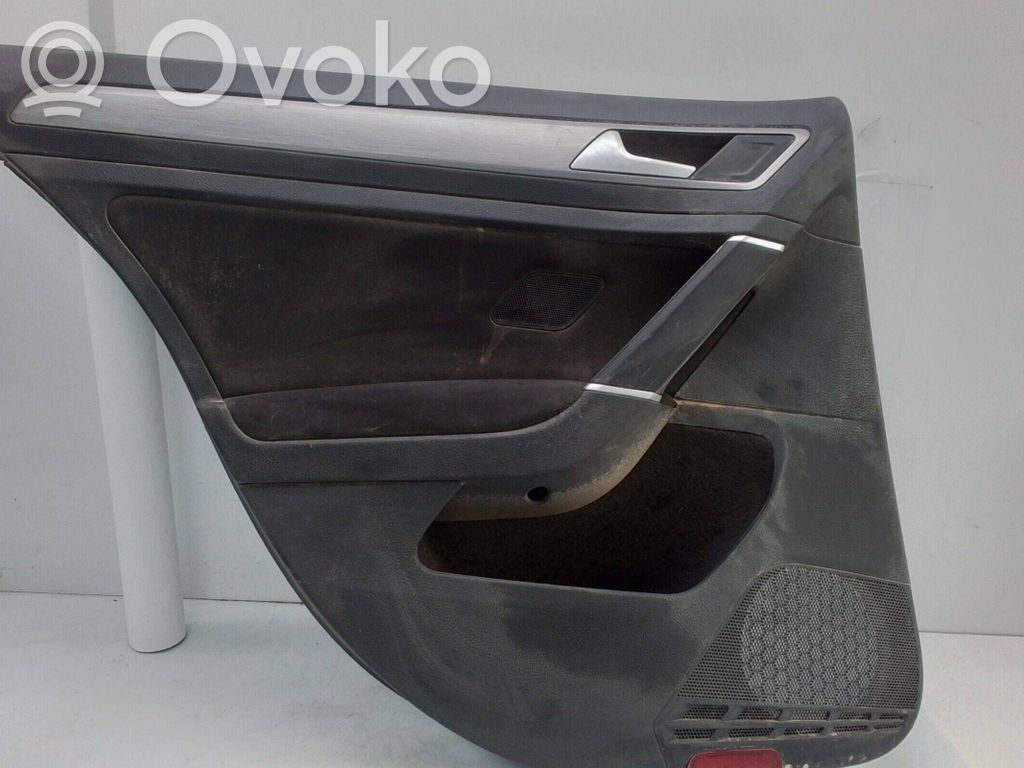 Volkswagen Golf VII Takaoven verhoilu
