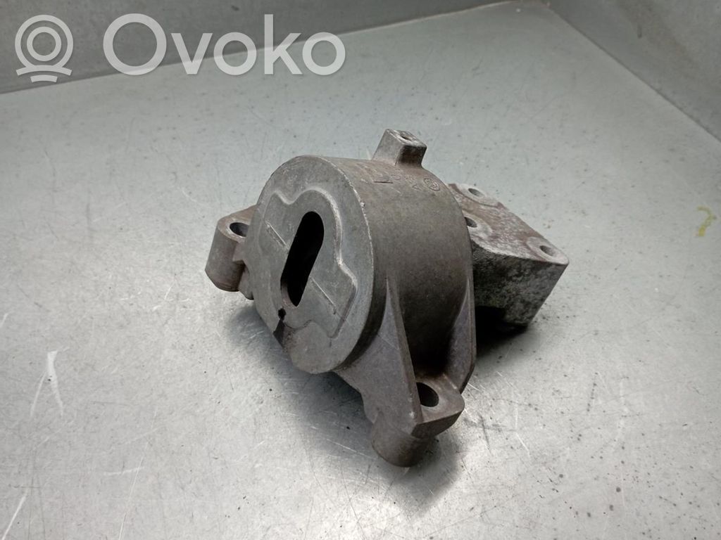 Engine mount bracket   LADODIREITO