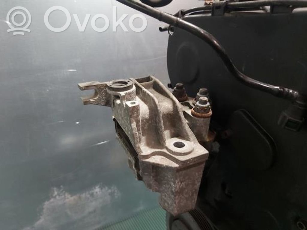 Engine mount bracket   DIREITO