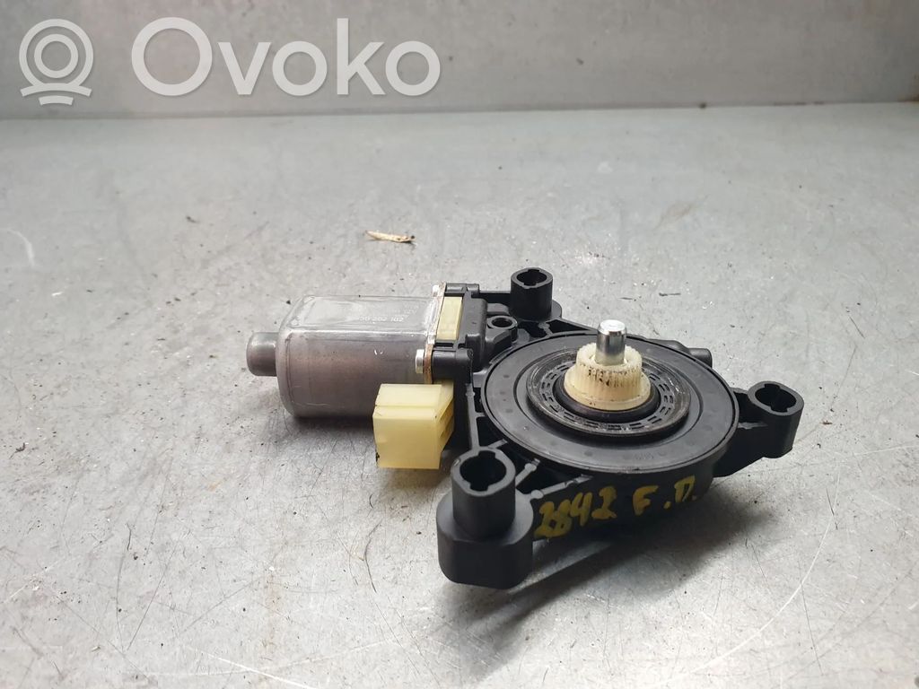 Priekšpusē loga pacēlāja motoriņš   5Q0959802C,15052021