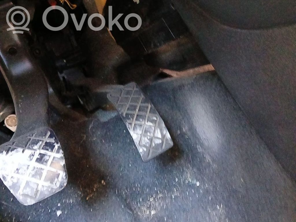 Accelerator throttle pedal