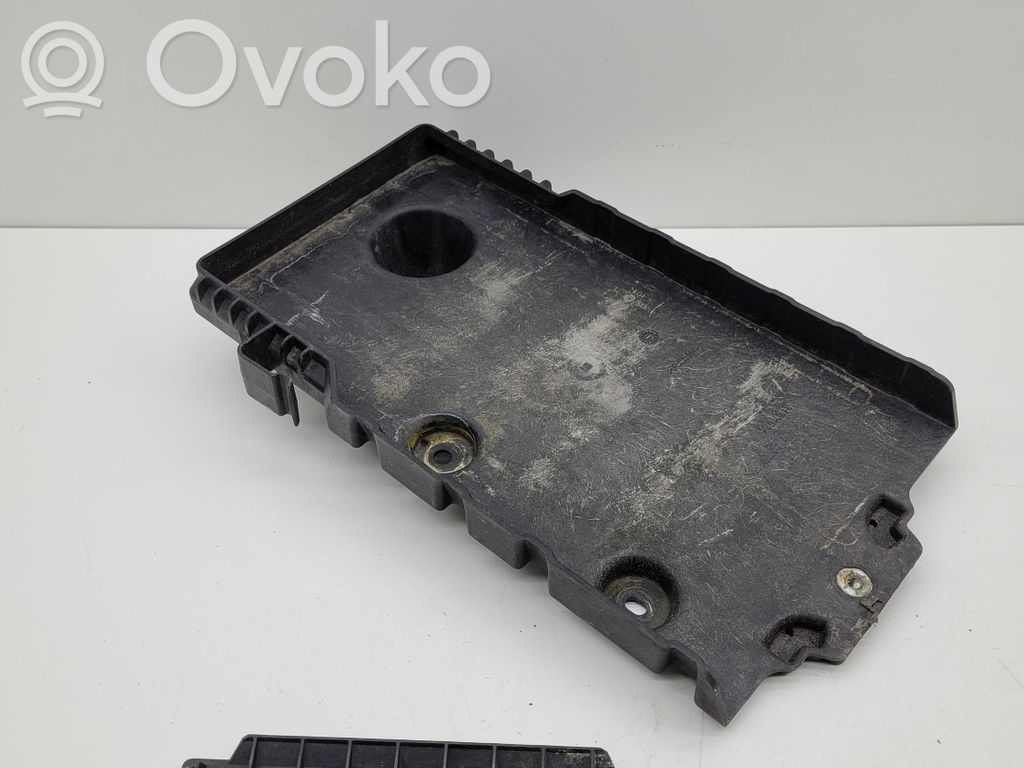 Volvo V40 Akumuliatoriaus tvirtinimo padas 