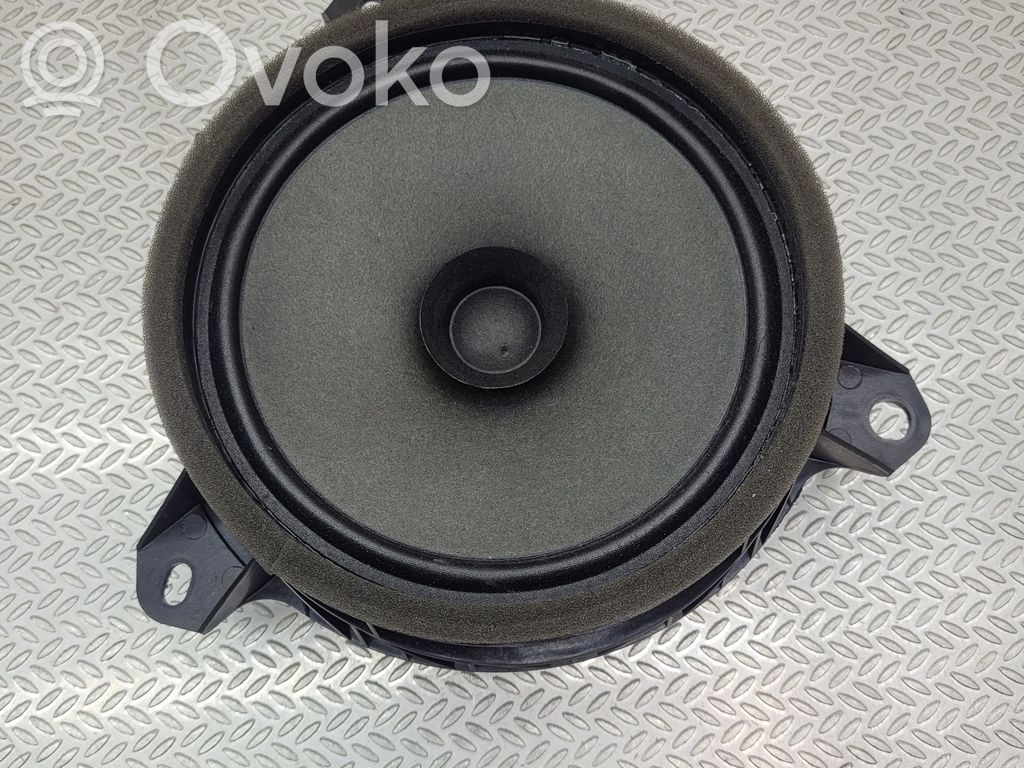 Toyota Yaris XP210 Skaļrunis (-i) priekšējās durvīs 
