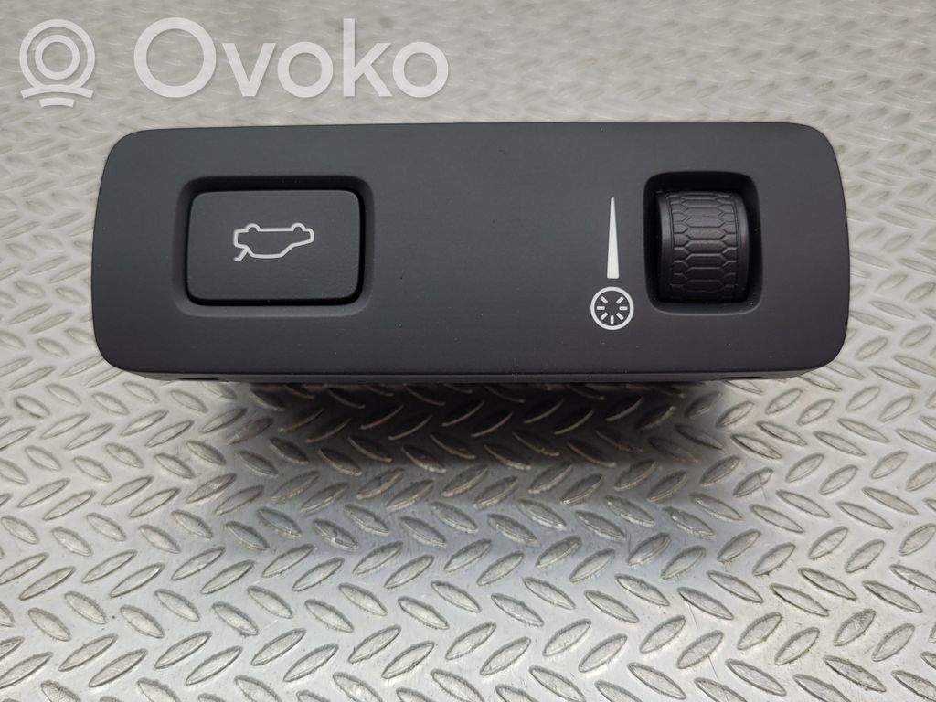 Volvo XC40 Tailgate opening switch 