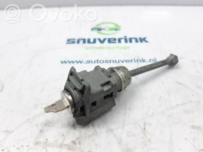 Peugeot 207 Etuoven lukko (kahvan vieressä) 