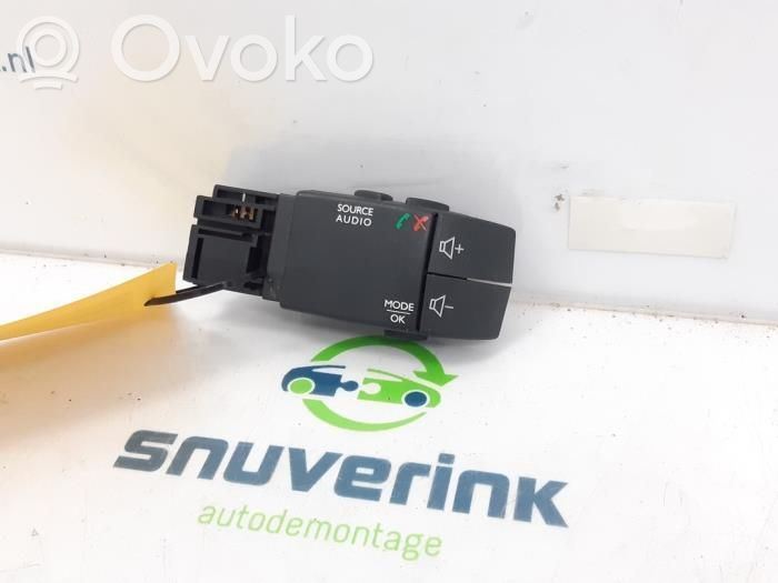 Renault Twingo II Butoane/comutatoare pe volan 