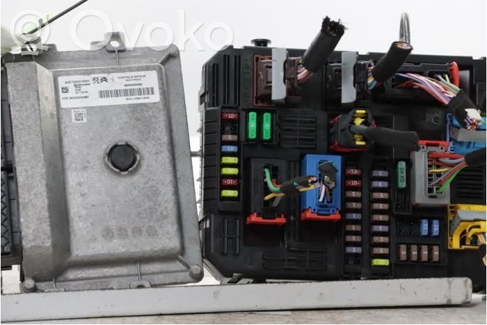 Opel Vivaro Engine control unit/module 