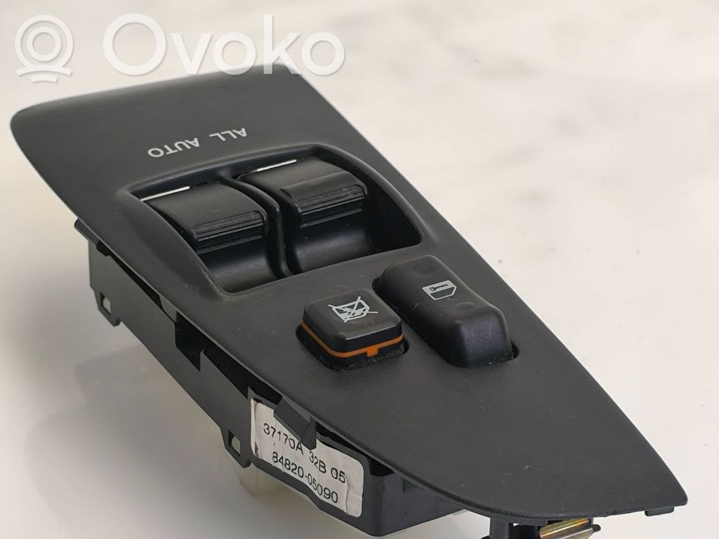Toyota Avensis T250 Electric window control switch 