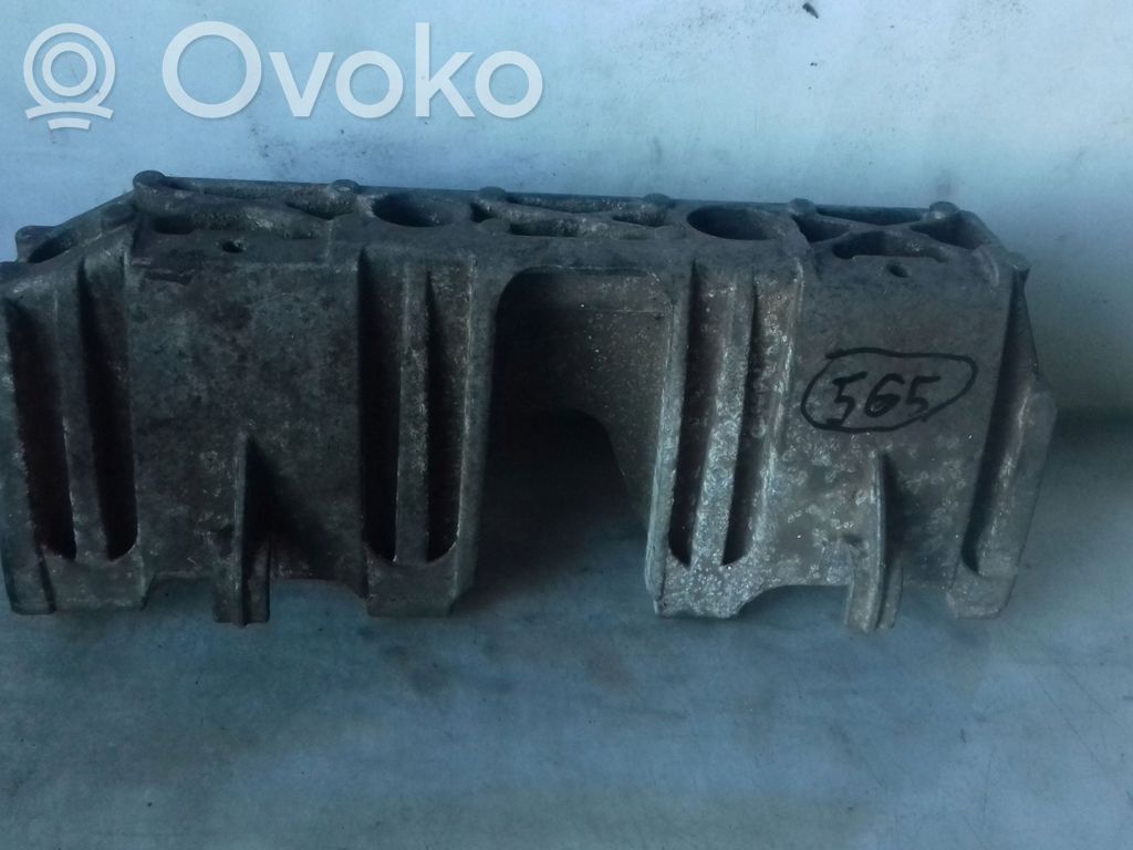 Engine mounting bracket   8200651102