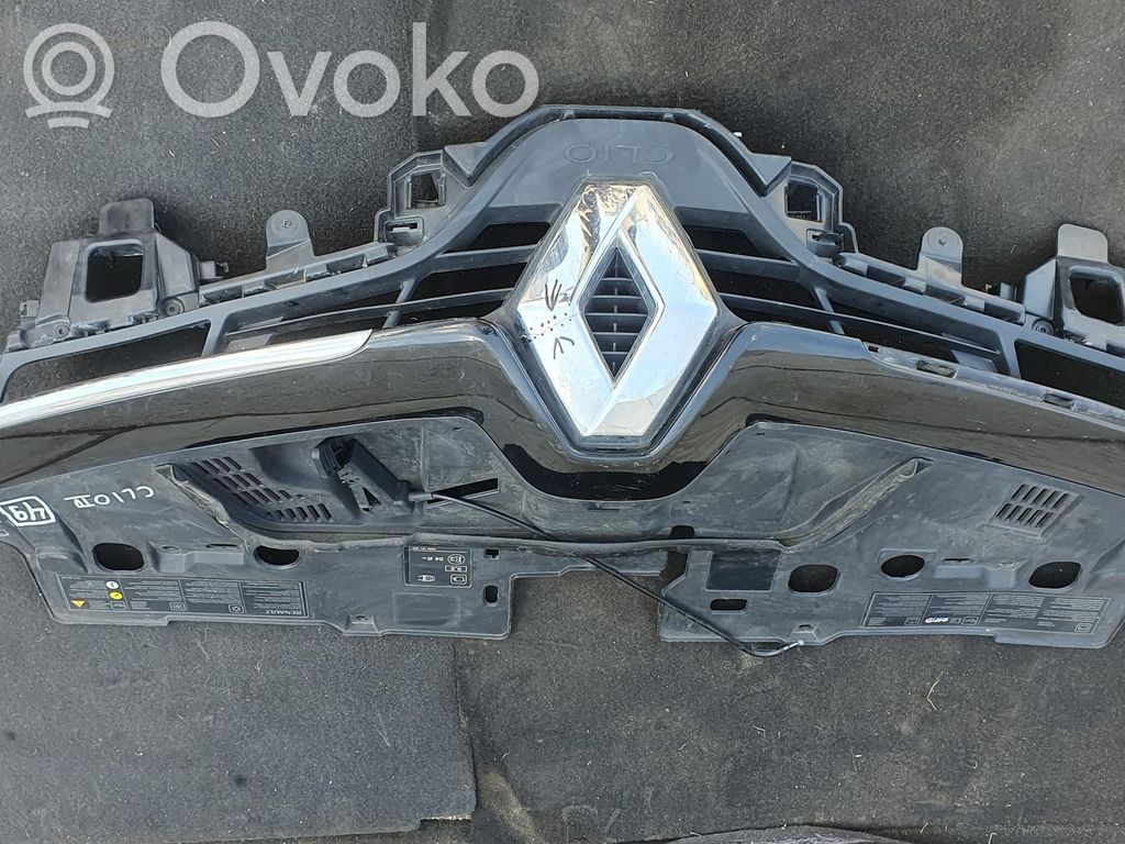 Renault Clio IV Front bumper upper radiator grill 