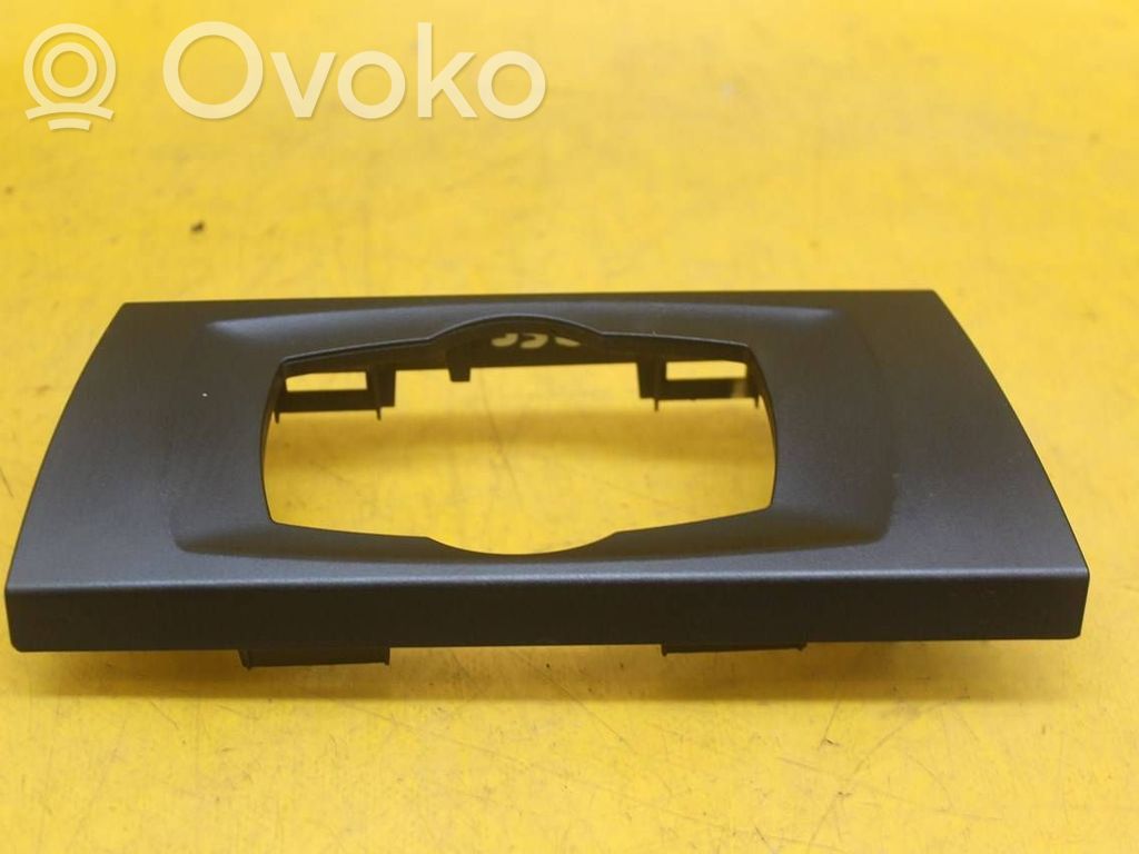 Light switch   6938702