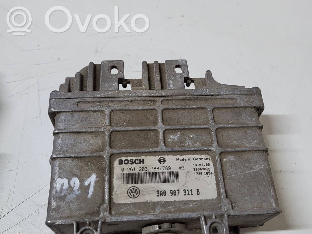 Volkswagen PASSAT B4 Engine control unit/module 