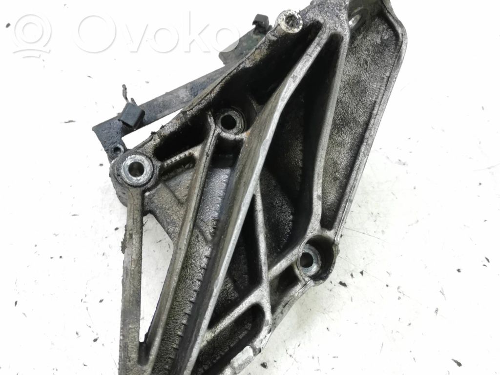 Volkswagen Touareg I Engine mounting bracket 
