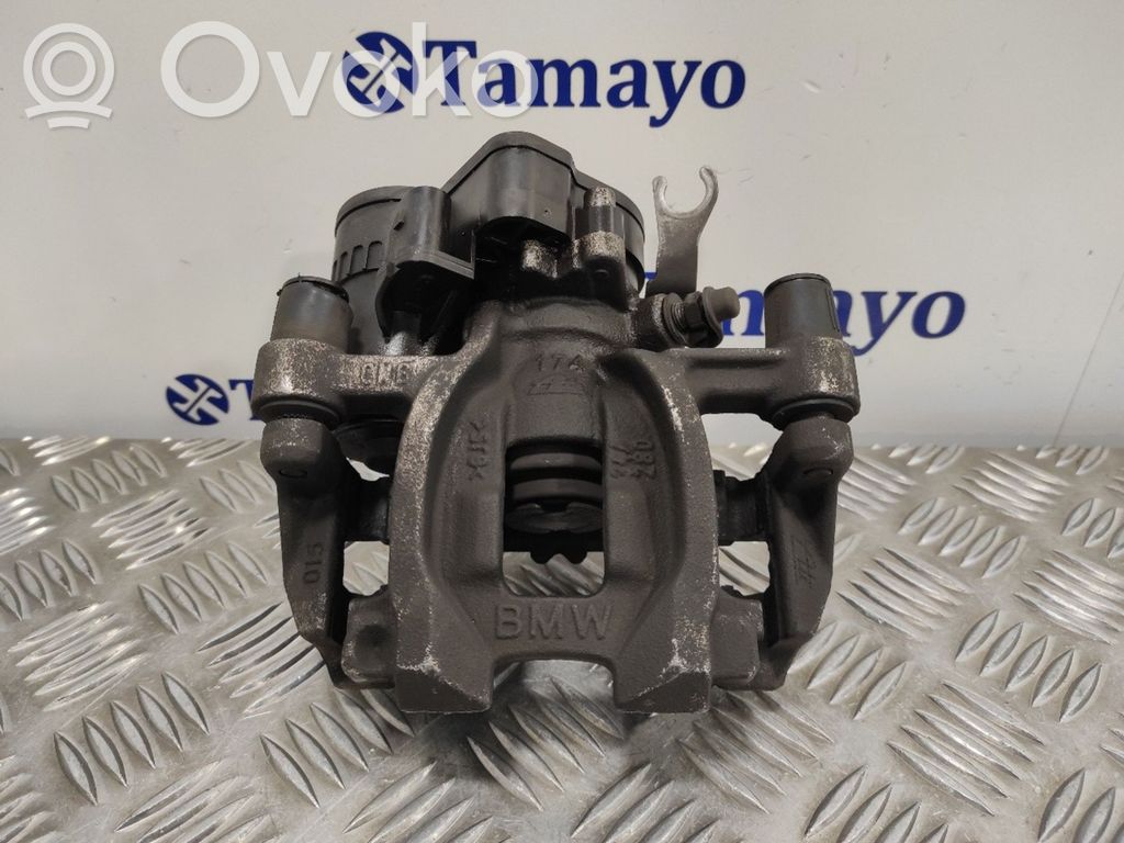 BMW 2 F46 Mocowanie / Zacisk hamulca tylnego 
