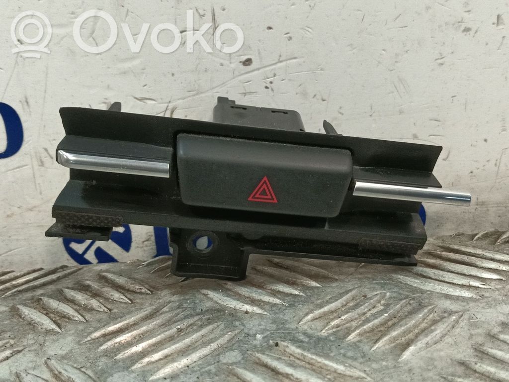 Mazda CX-3 Hazard light switch 